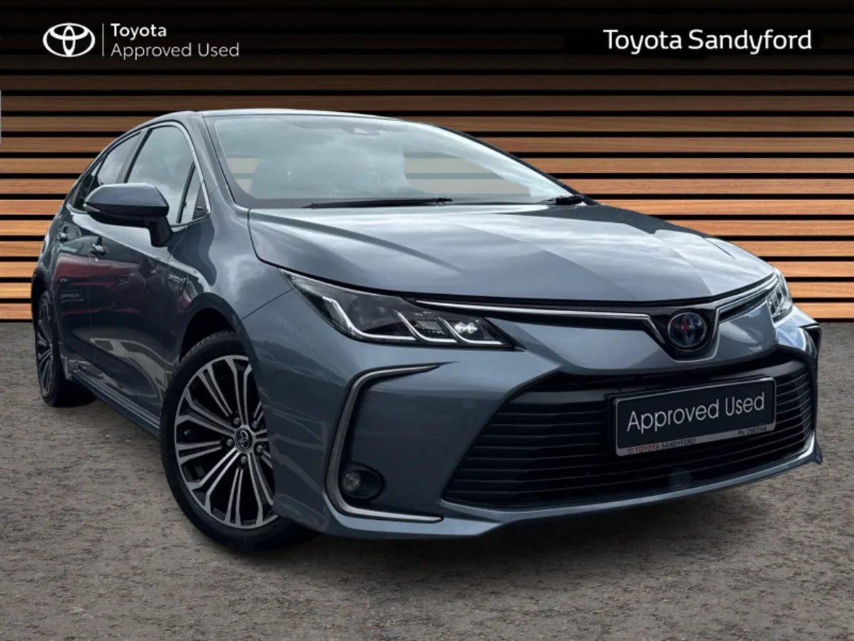 Toyota Corolla LUNA SPORT SALOON // HEATED SEATS / - Image 1