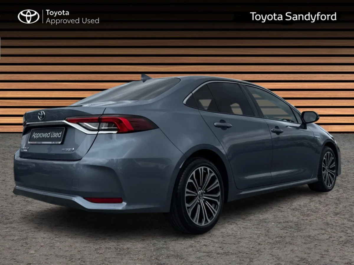 Toyota Corolla LUNA SPORT SALOON // HEATED SEATS / - Image 2