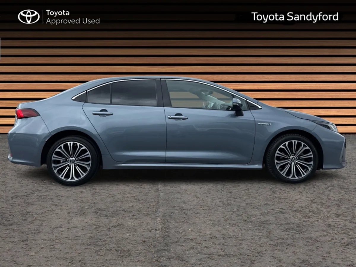 Toyota Corolla LUNA SPORT SALOON // HEATED SEATS / - Image 3