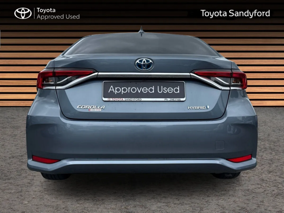 Toyota Corolla LUNA SPORT SALOON // HEATED SEATS / - Image 4