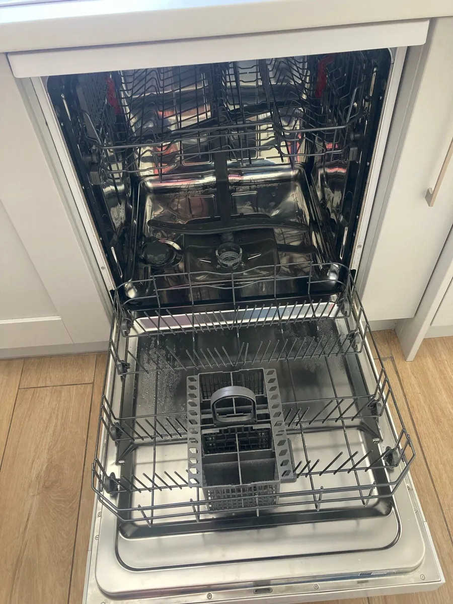 Whirlpool Dishwasher barely used - Image 3