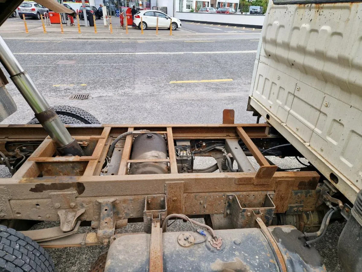 Isuzu tipper - Image 4
