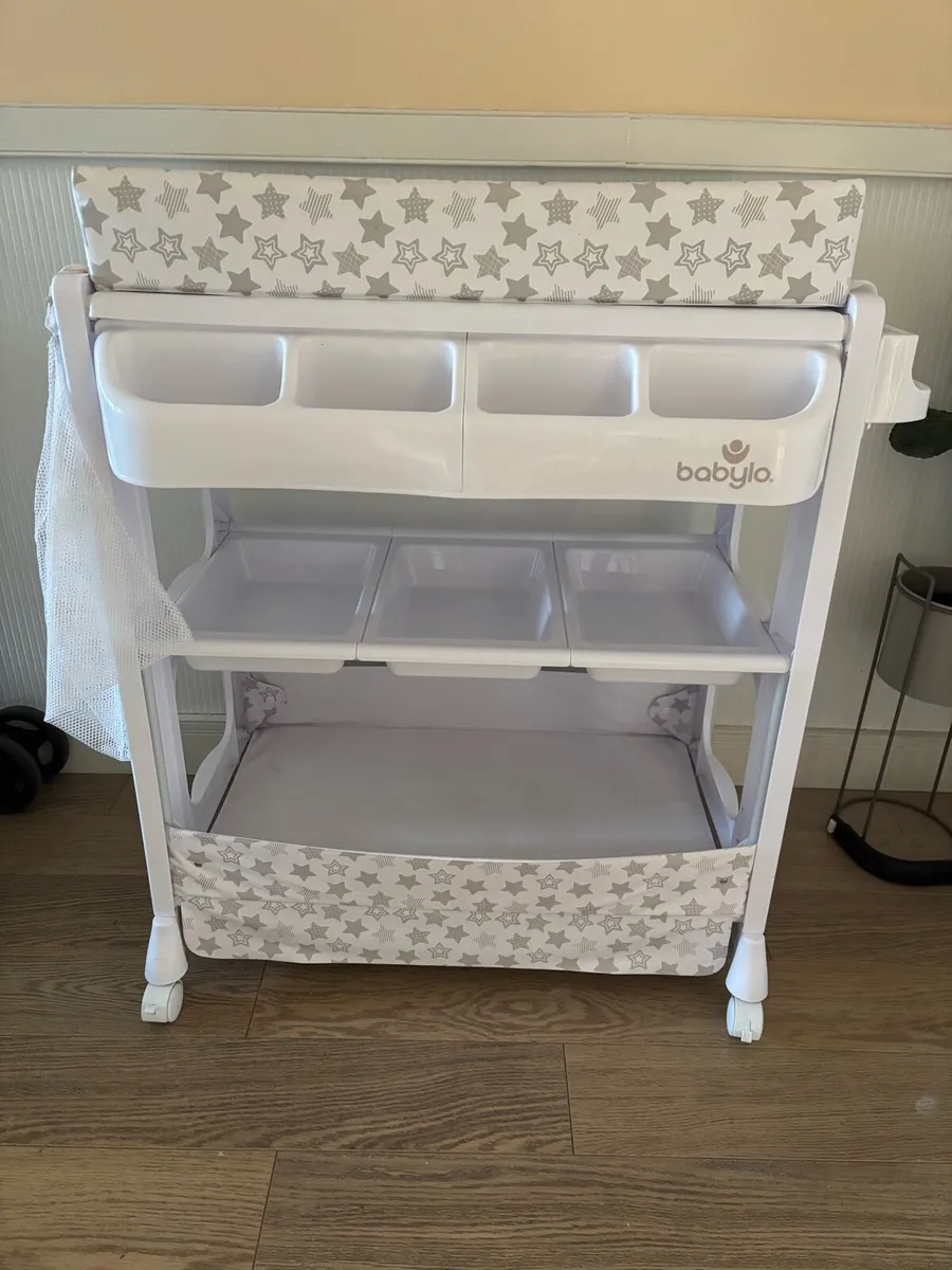 Babylo Changing Table - Image 1