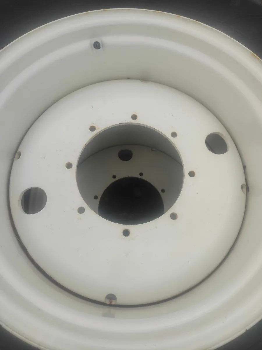 540/65R38 and 440/65R28 New Holland wheels - Image 3