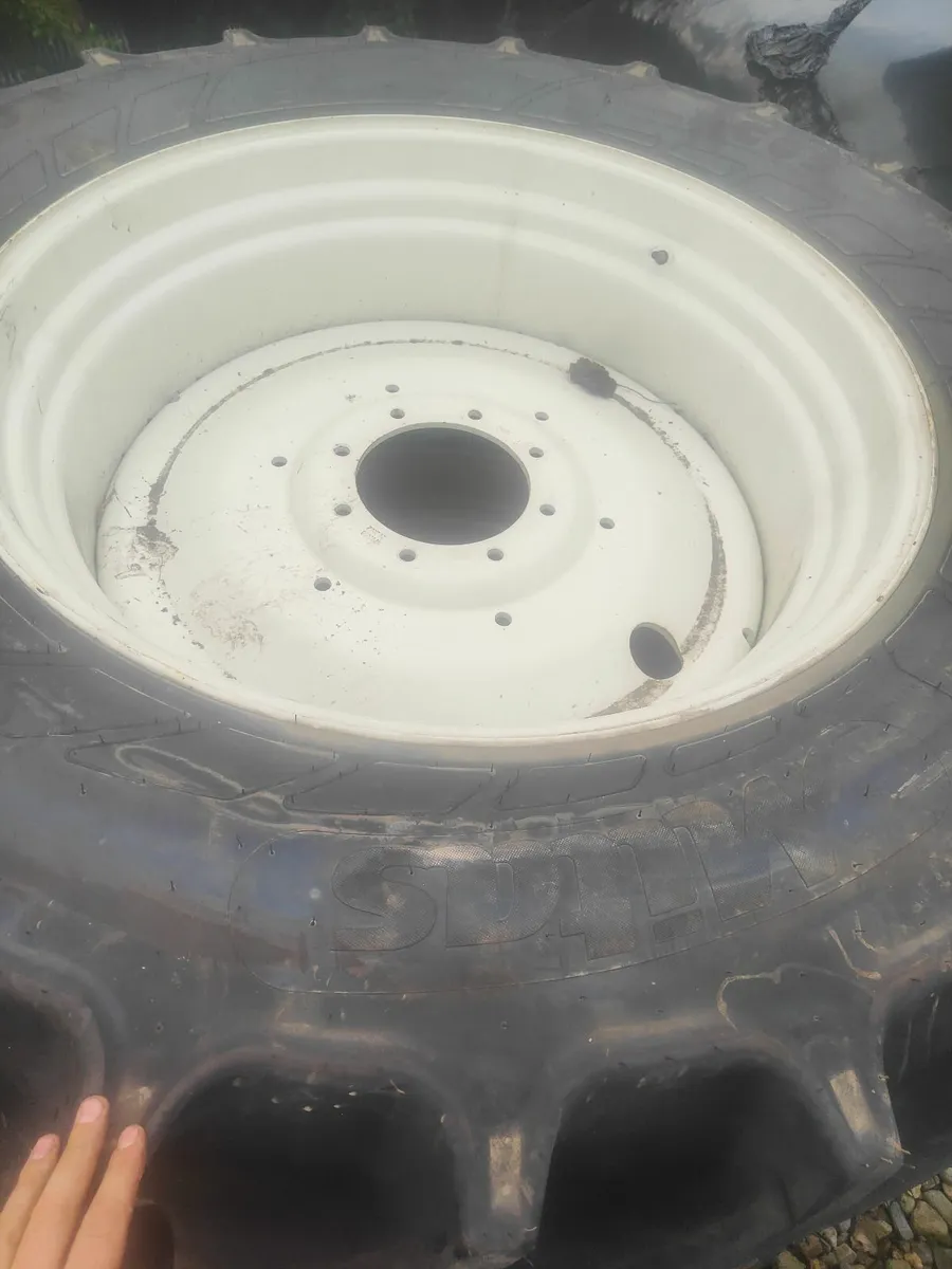 540/65R38 and 440/65R28 New Holland wheels - Image 4