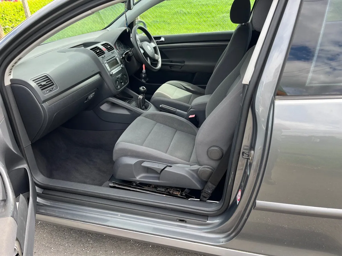 Volkswagen Golf 2005 - Image 2