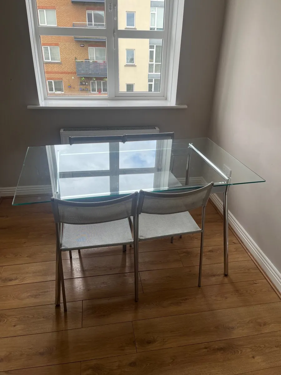 Table and chairs - Image 2
