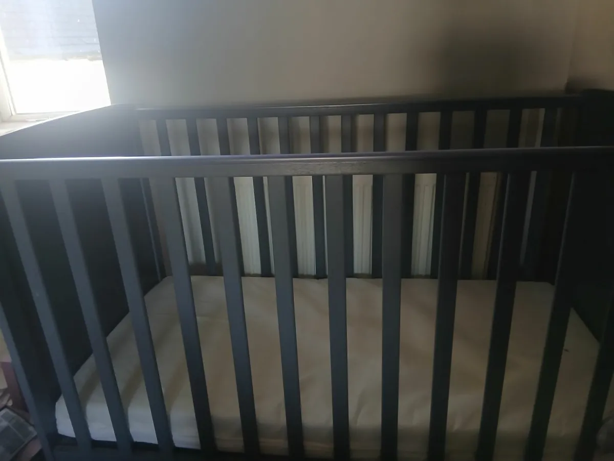 Grey cot - Image 3