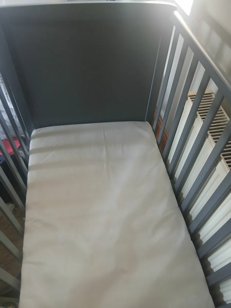Grey cot - Image 4