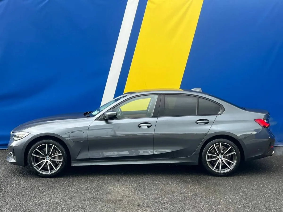 BMW 3-Series 330e SE 2.0 PLUG-IN HYBRID AUTO // 18 - Image 3