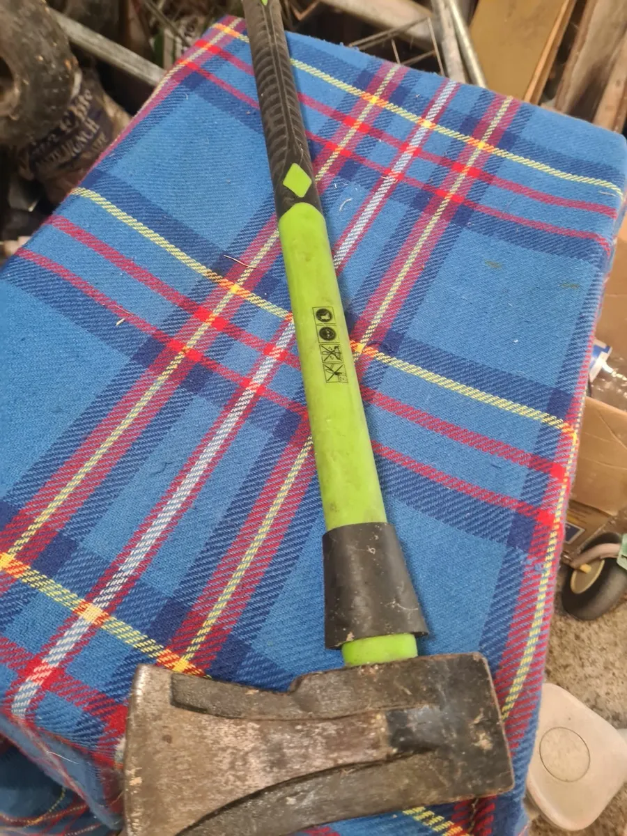 Wood chopping  axe - Image 1