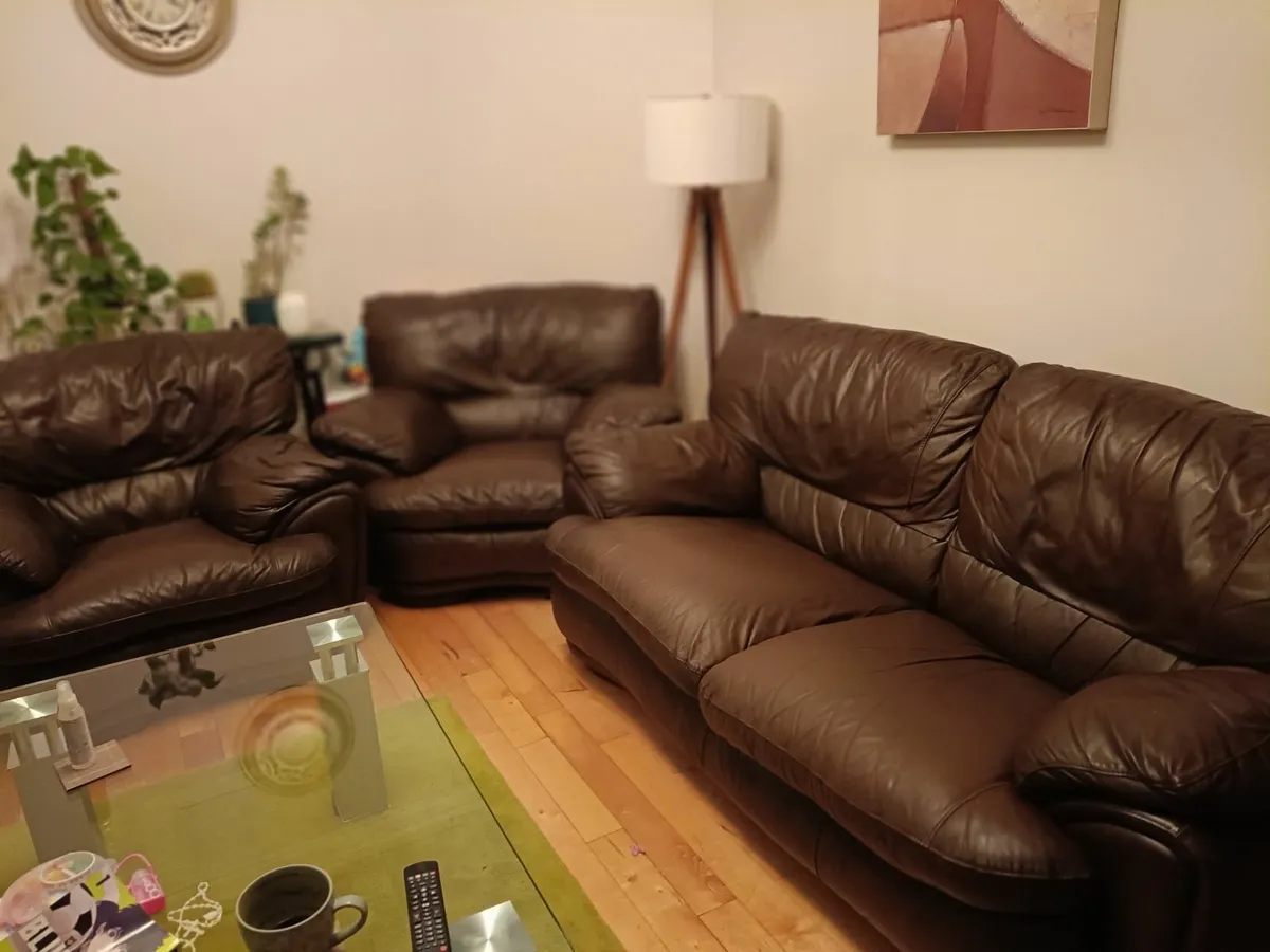 Couch and two armchairs - Image 1