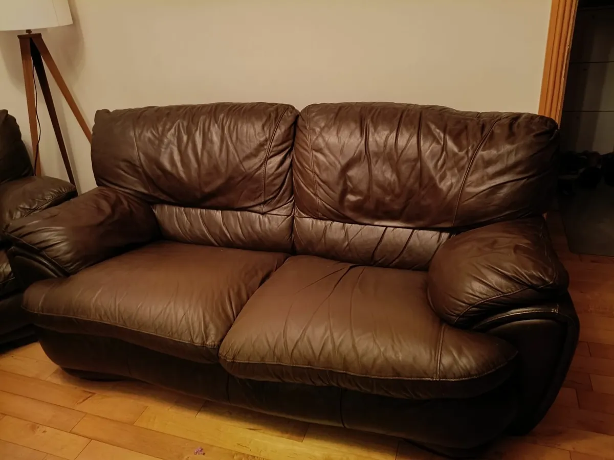 Couch and two armchairs - Image 4