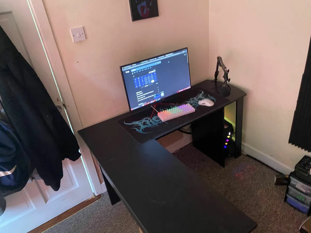PC SETUP - MICROPHONE, MONITOR, MOUSE, TABLE - Image 1