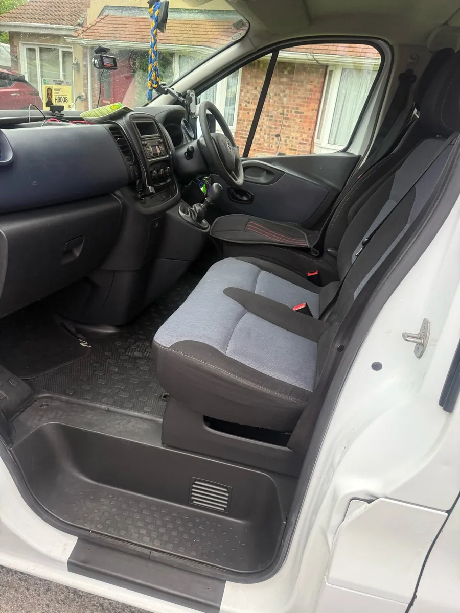 Opel Vivaro 9 seater - Image 4
