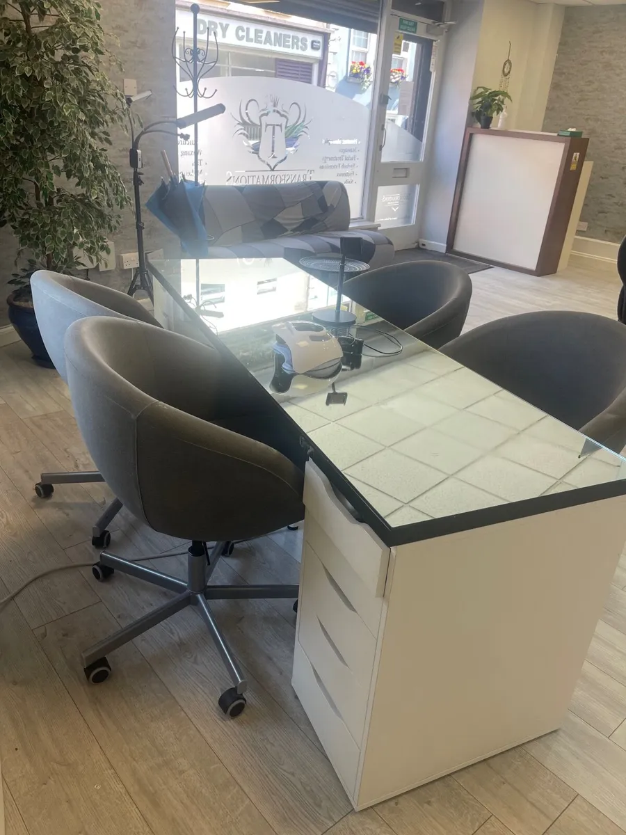 Manicure table - Image 1