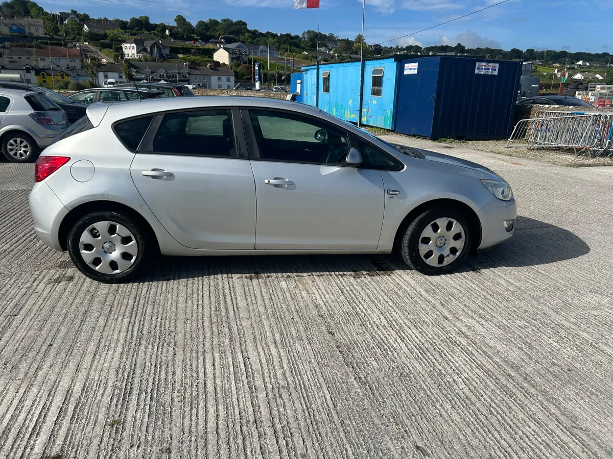 Opel Astra 2010 - Image 2