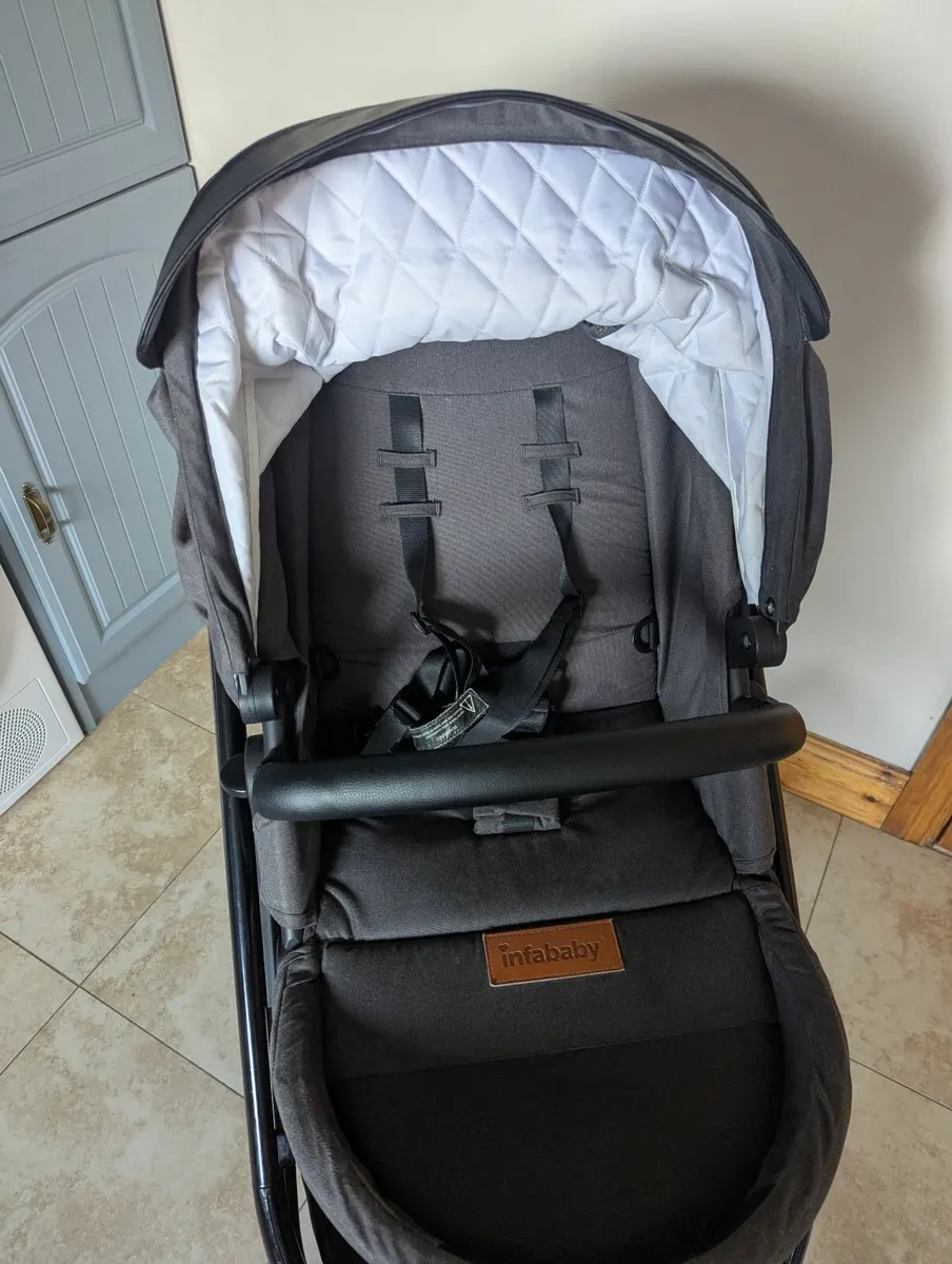 3 in 1 Car seat, Pram, Buggy & isofix - Image 3