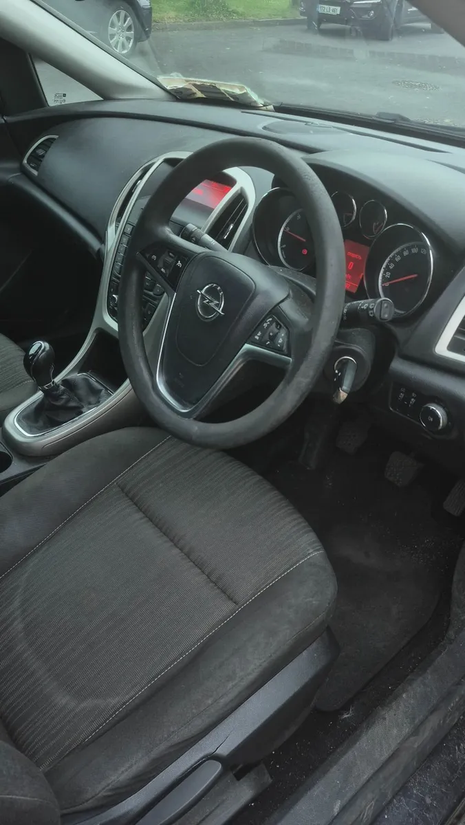 Opel Astra 2011 - Image 2