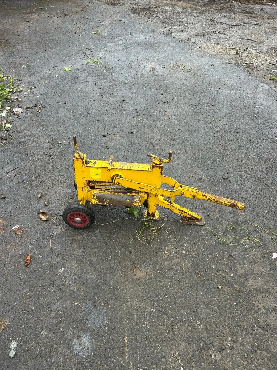 Cobble/ paving guillotine