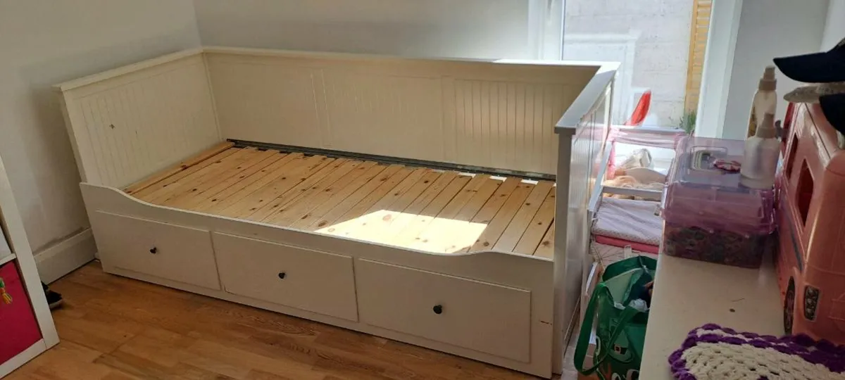 Day Bed - Image 1