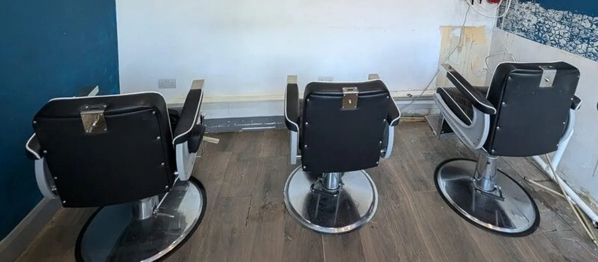 Barber shop chairs and fittings - Image 2
