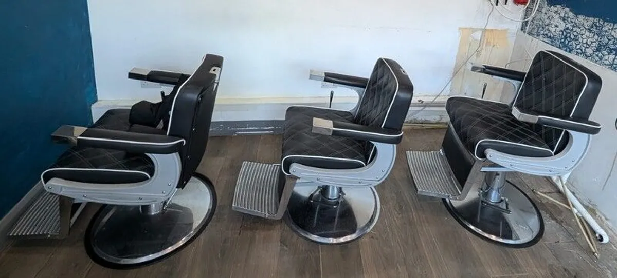 Barber shop chairs and fittings - Image 3
