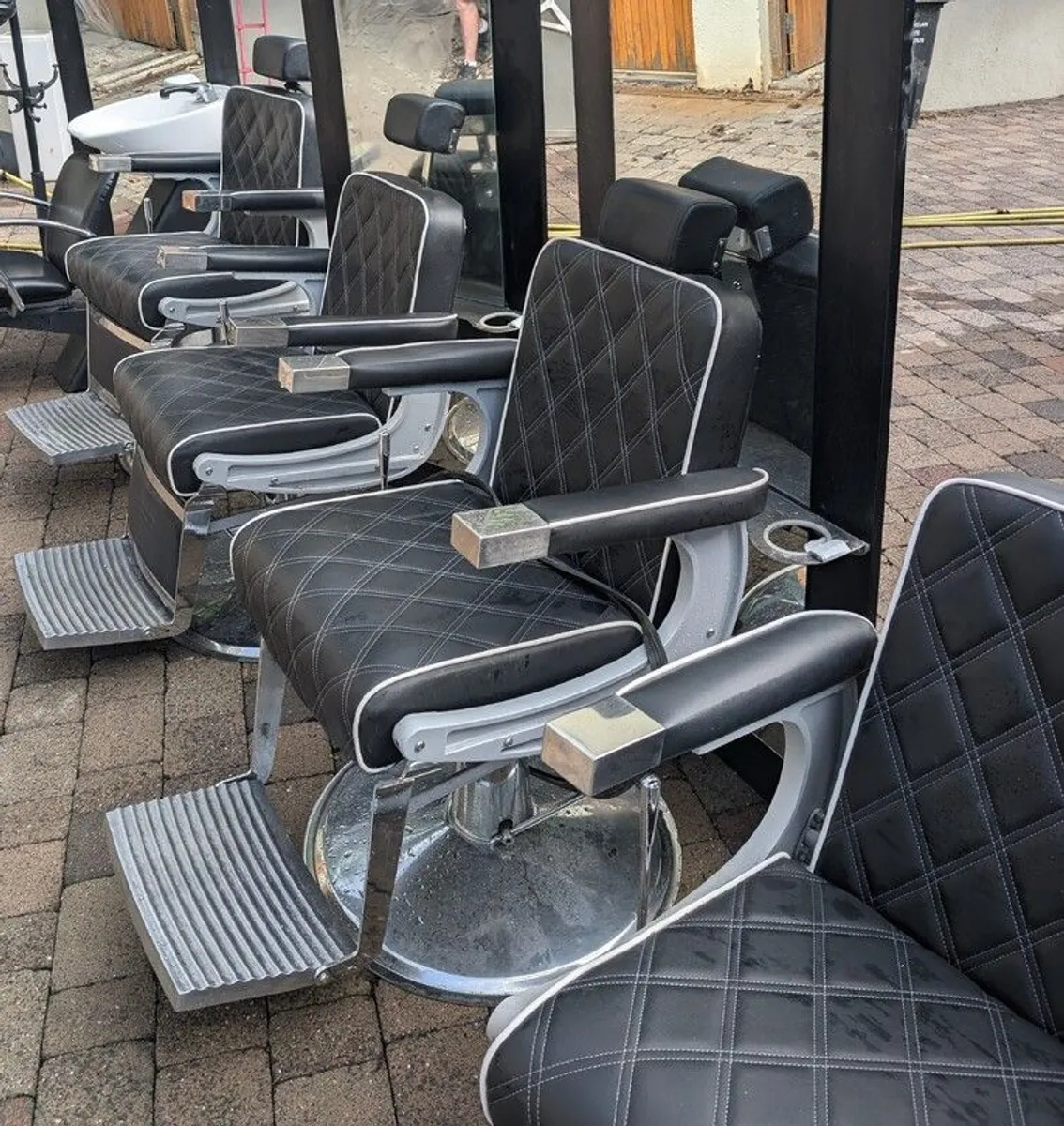 Barber shop chairs and fittings - Image 4