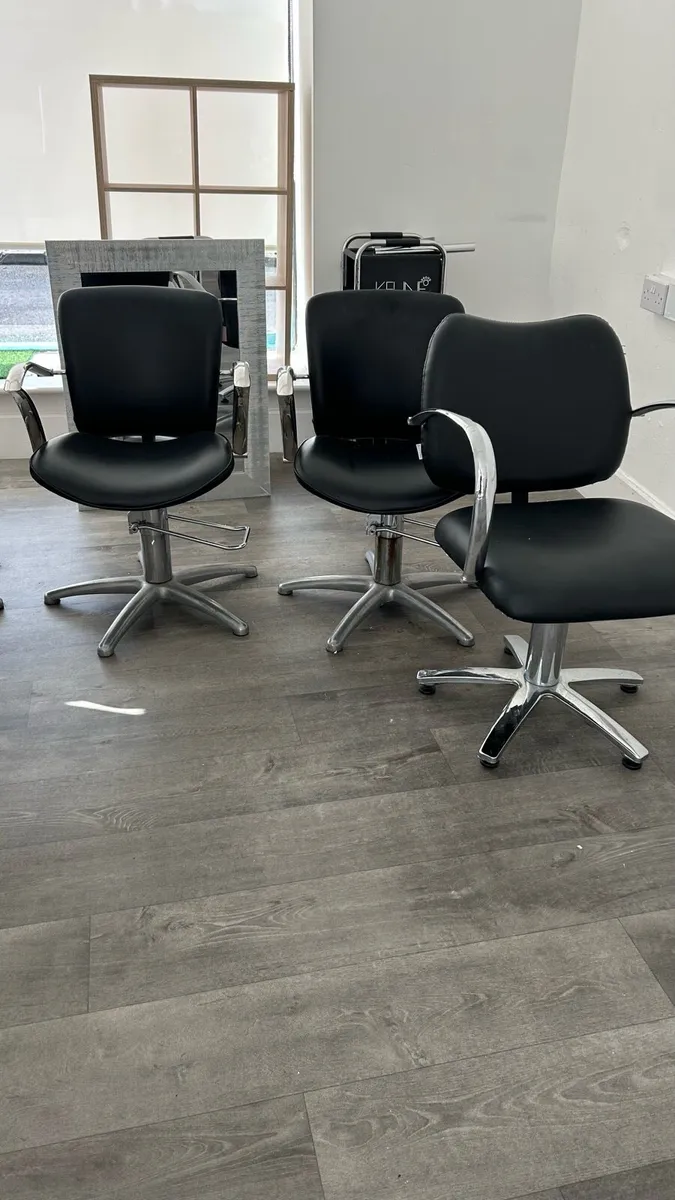 Hairdressing chairs - Image 1