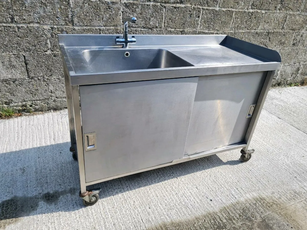 Stainless steel sinks and tables - Image 3