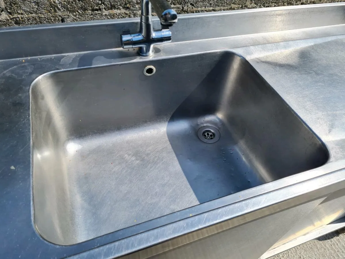 Stainless steel sinks and tables - Image 4