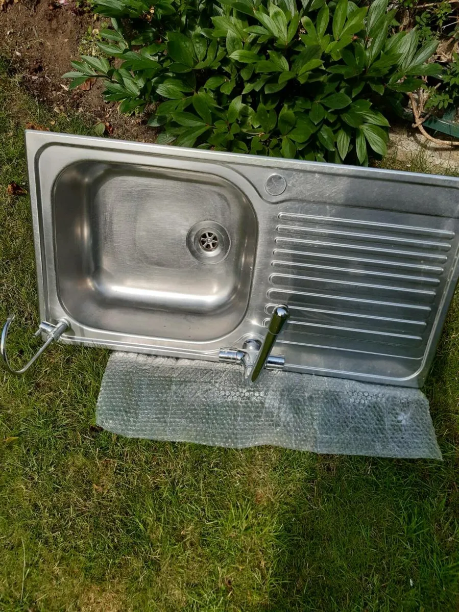 Kitchen sink and taps - Image 1