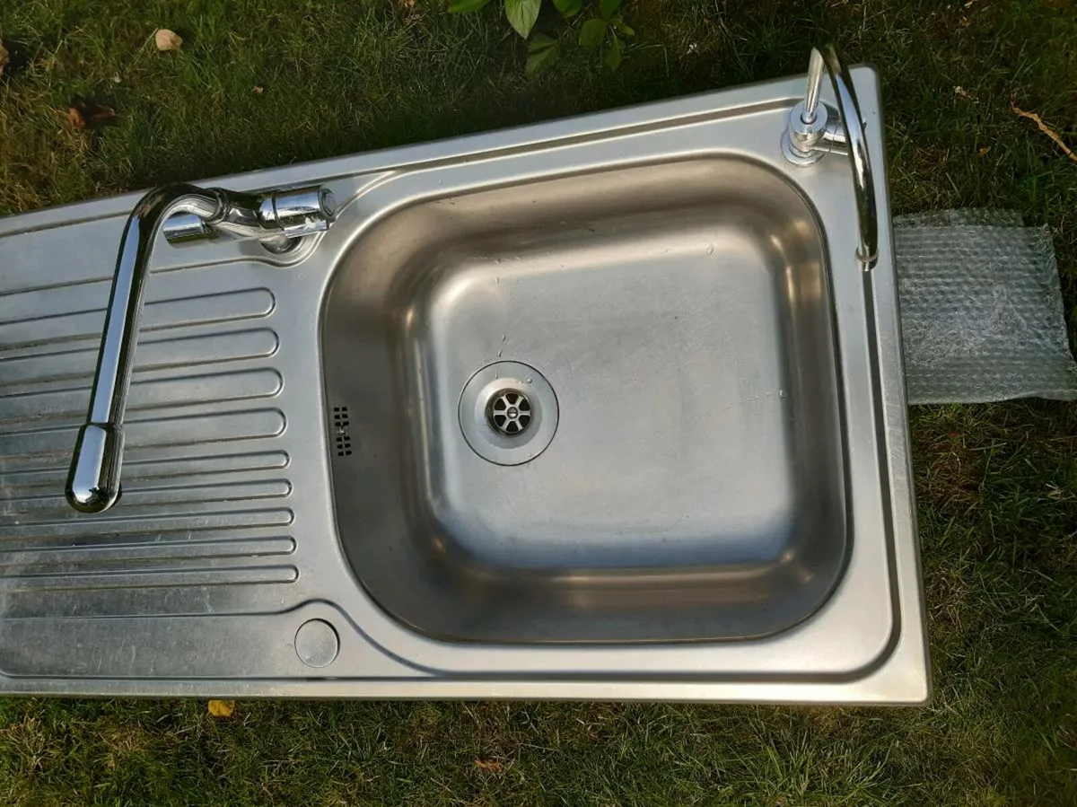 Kitchen sink and taps - Image 2
