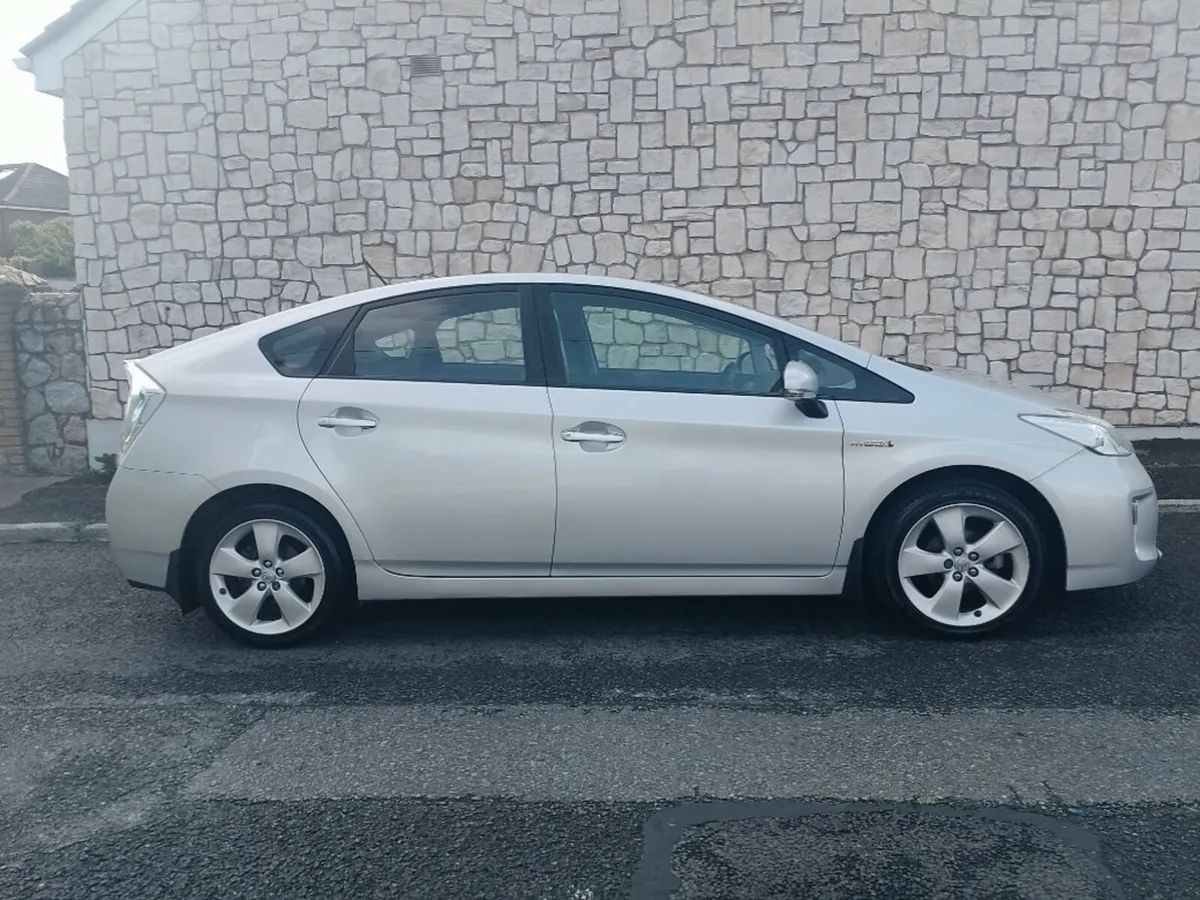 Toyota Prius T4 Hybrid CVT 5DR Auto - Image 2