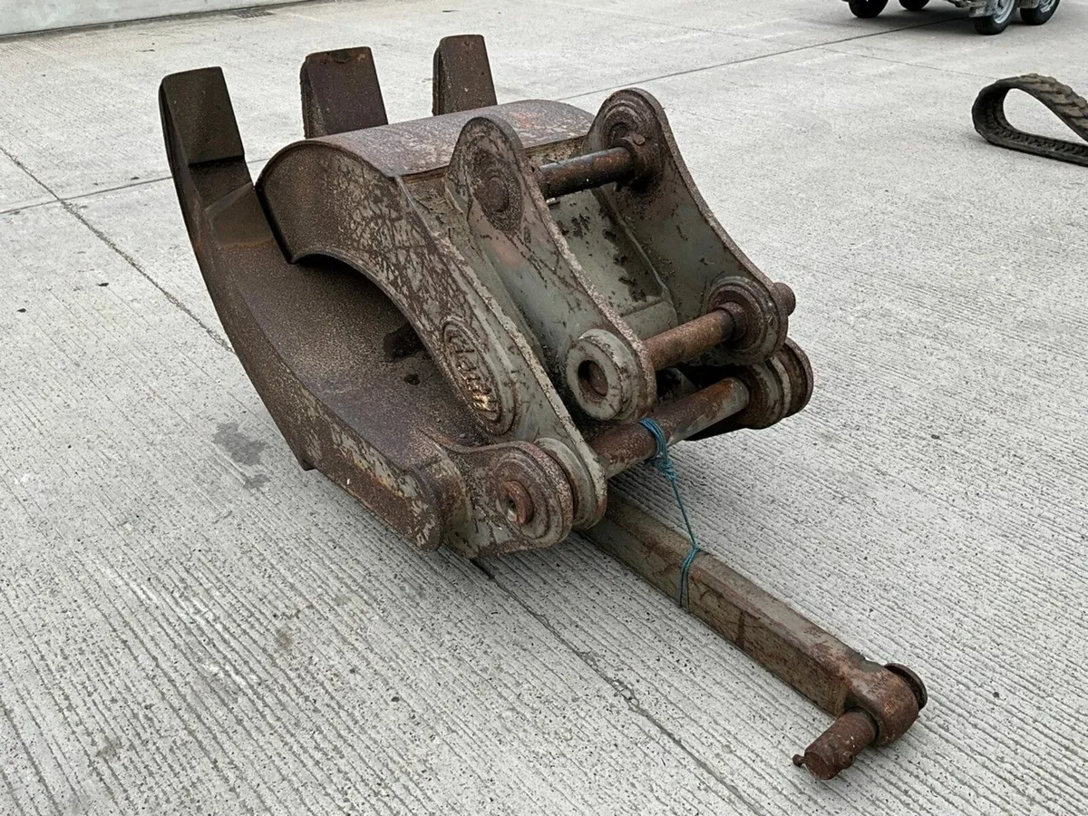 5 TYNE MANUAL GRAB TO SUIT EXCAVATOR - Image 3