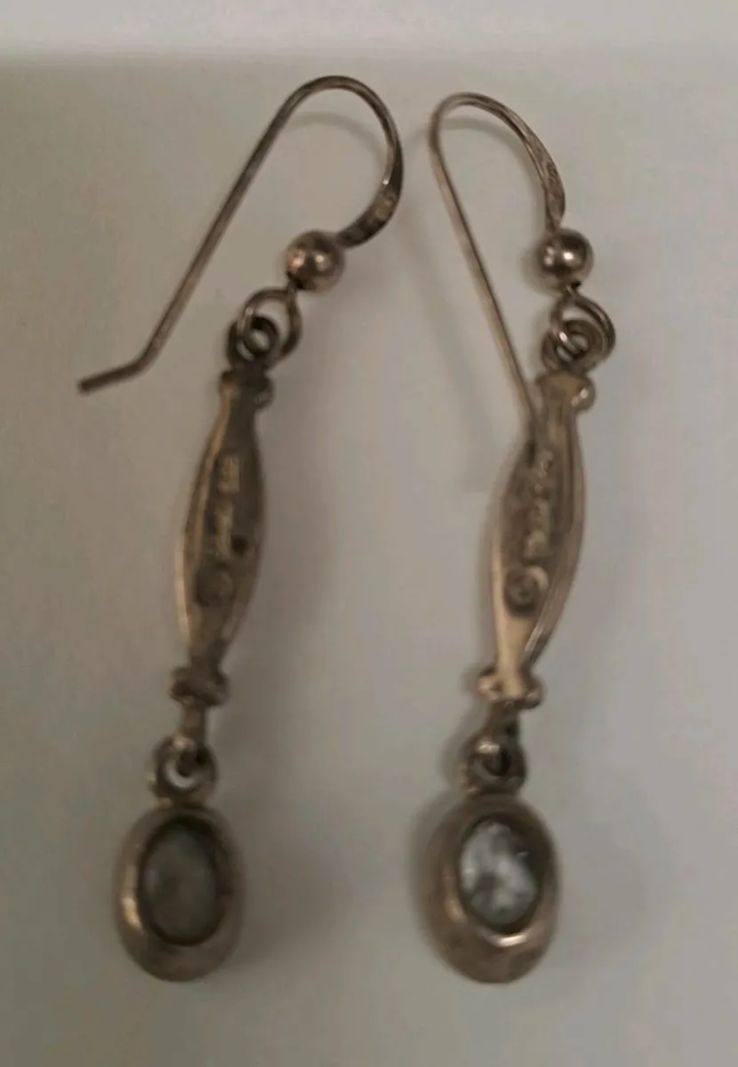 Silver earrings hanging with crystal - Image 4