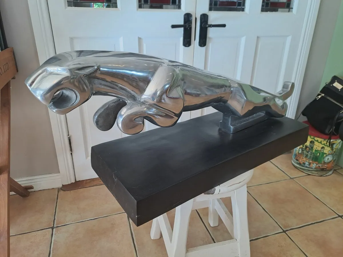 Large alloy leaping jaguar car emblem - Image 4