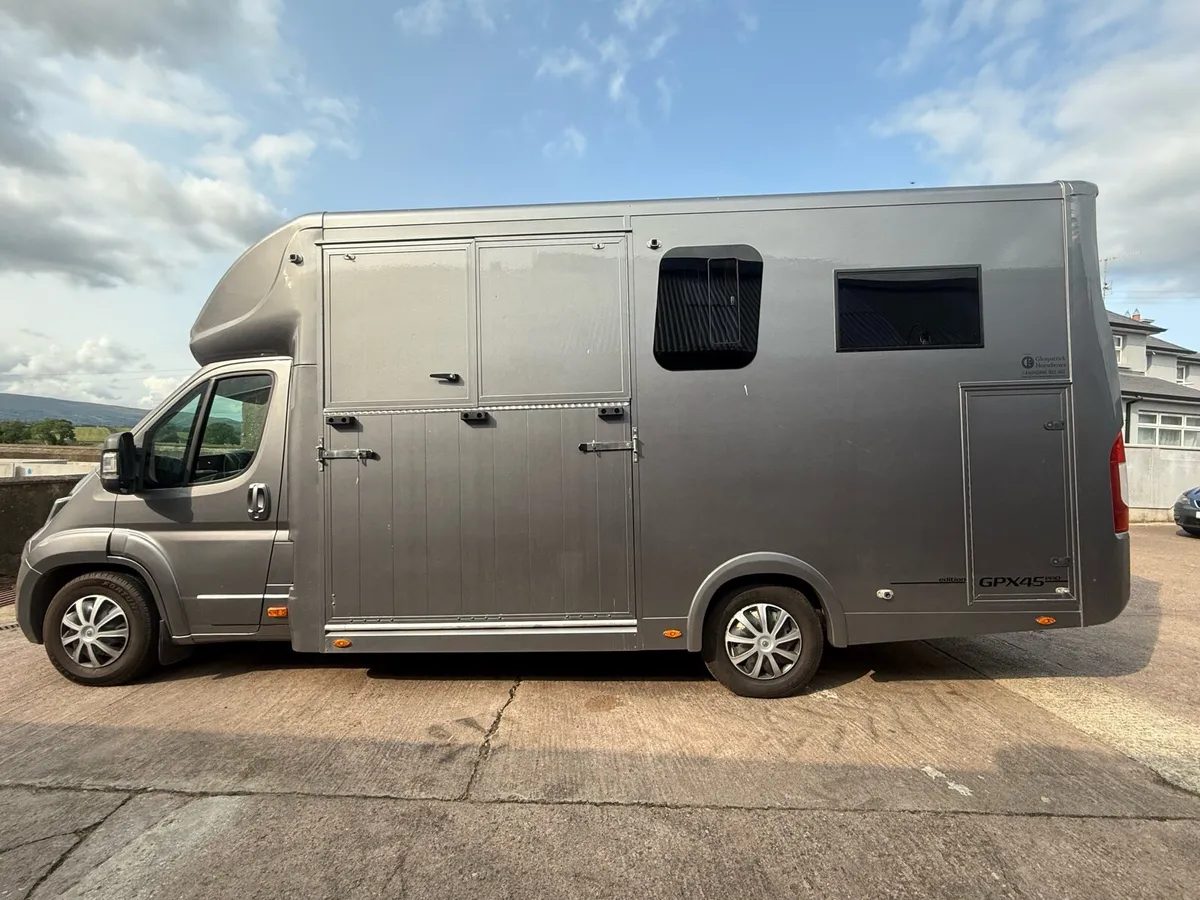 4.5T horse lorry - Image 1