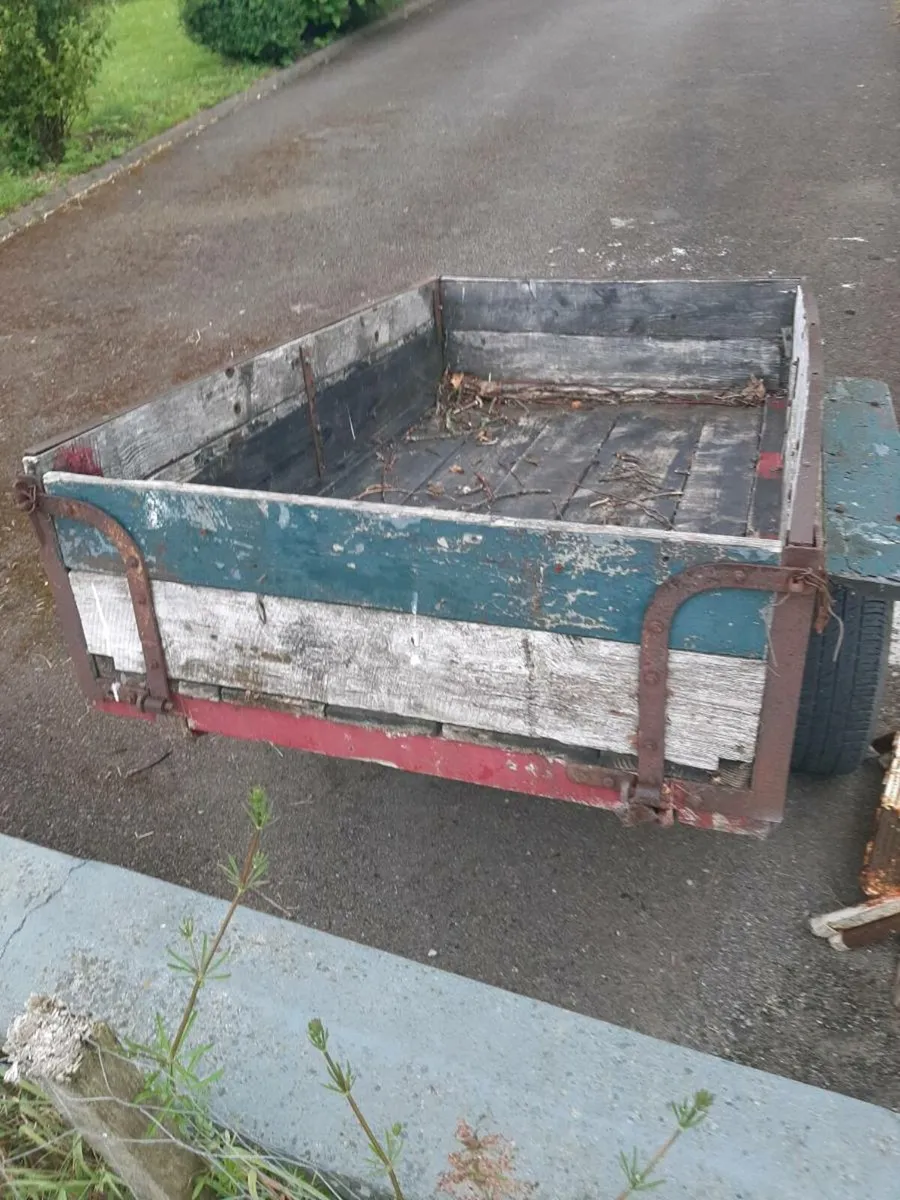 2 Trailers - Image 4
