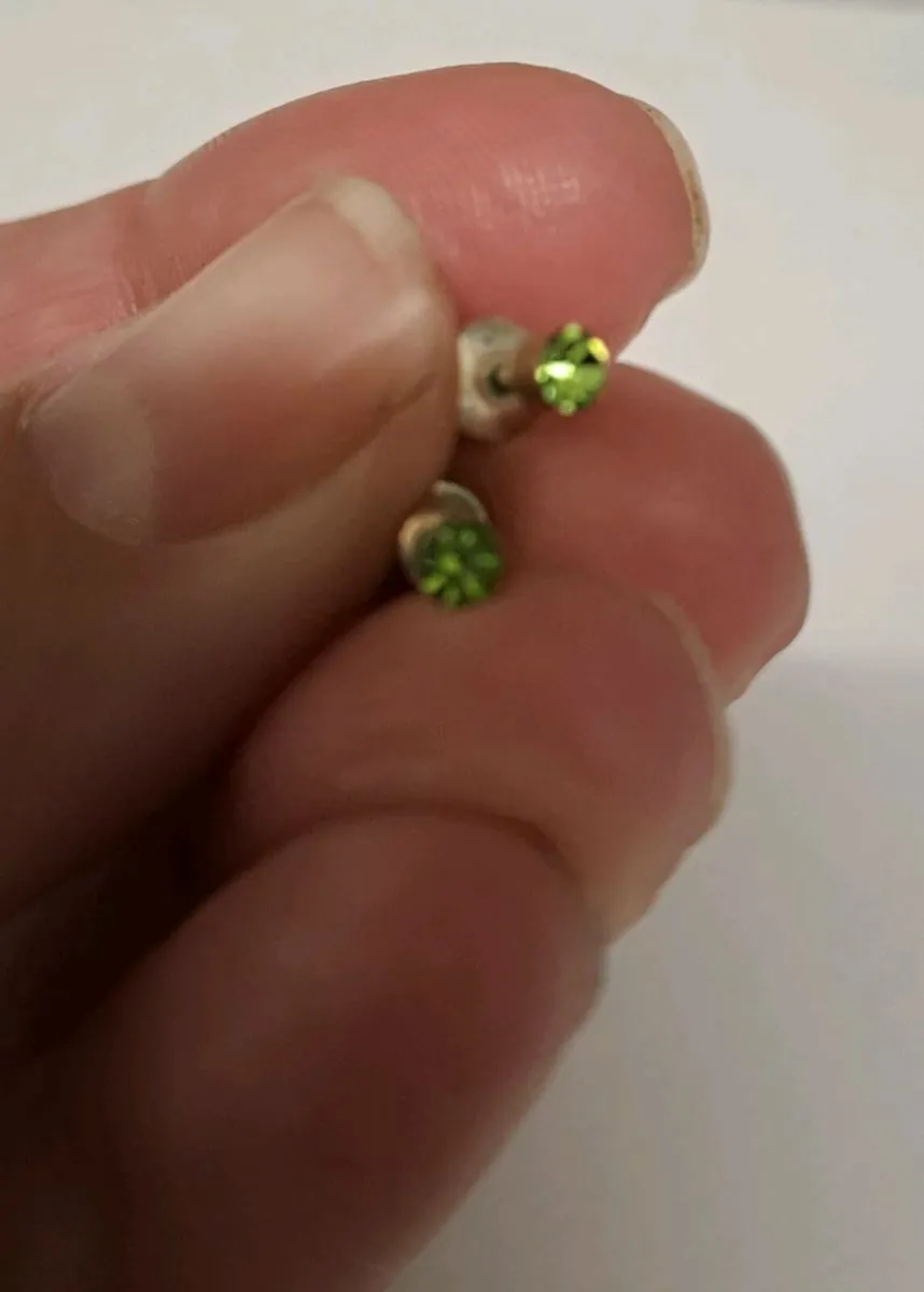 Light green crystal earrings - Image 3