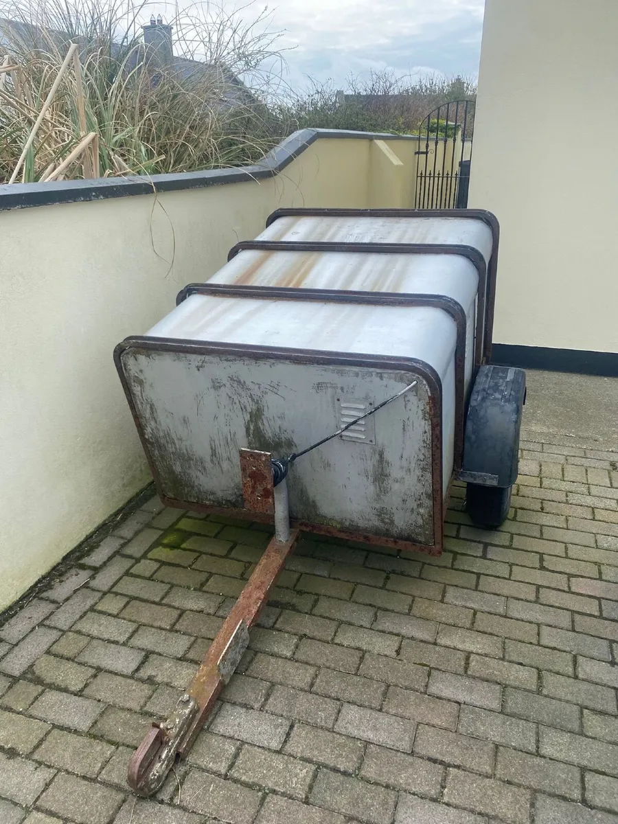Three unit Dog-Box. - Image 1