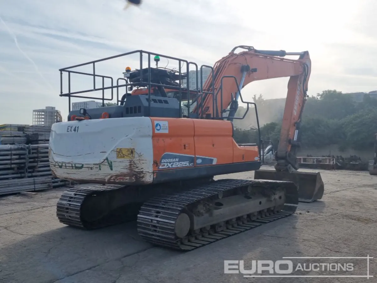 2017 Doosan DX225LC-5 - Image 2