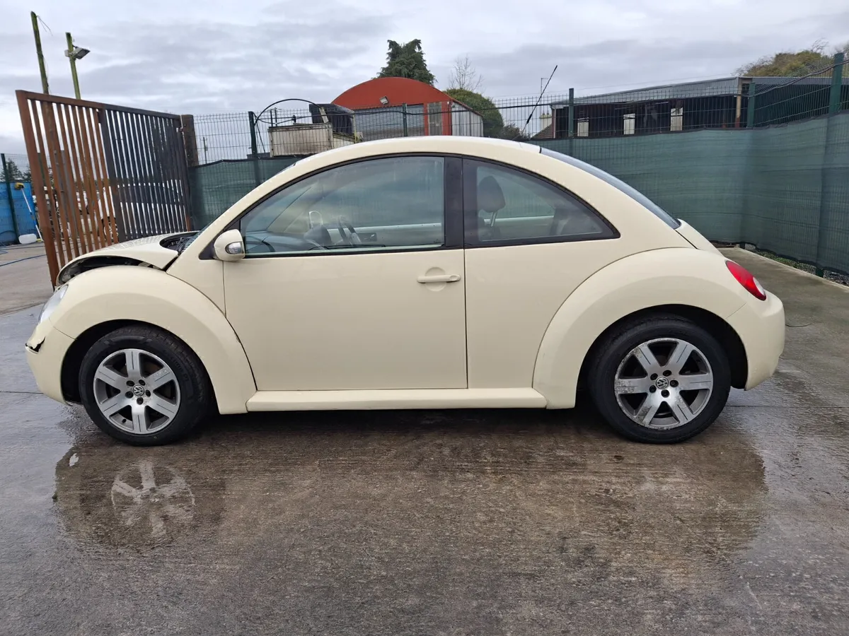 2010 Volkswagen Beetle - Image 2