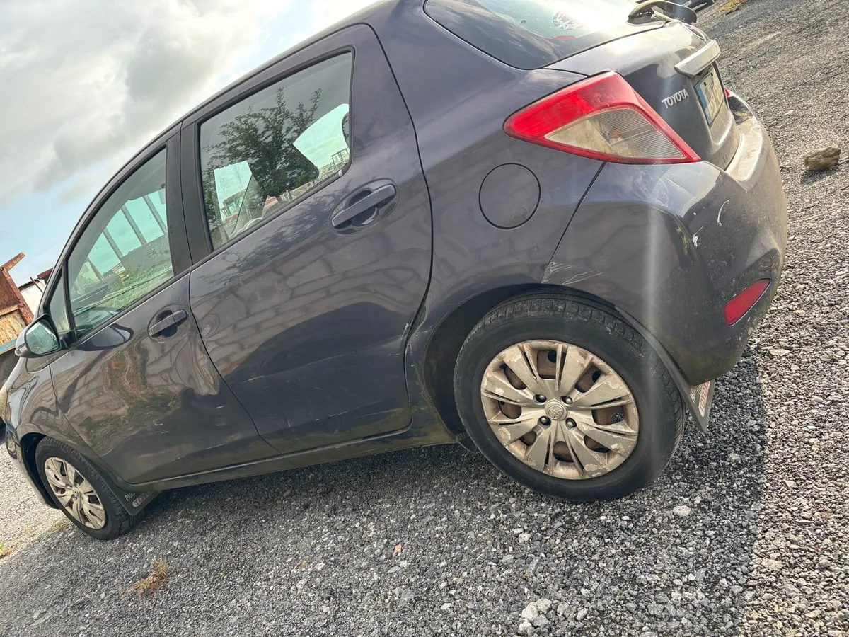 131 Toyota Yaris 1.0 vvti for dismantling - Image 3
