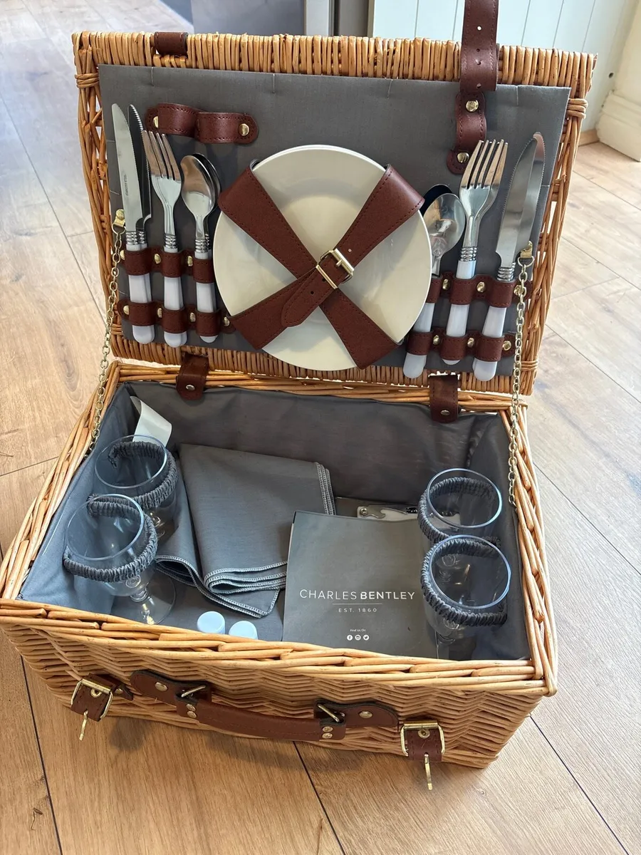 Picnic basket - Image 1