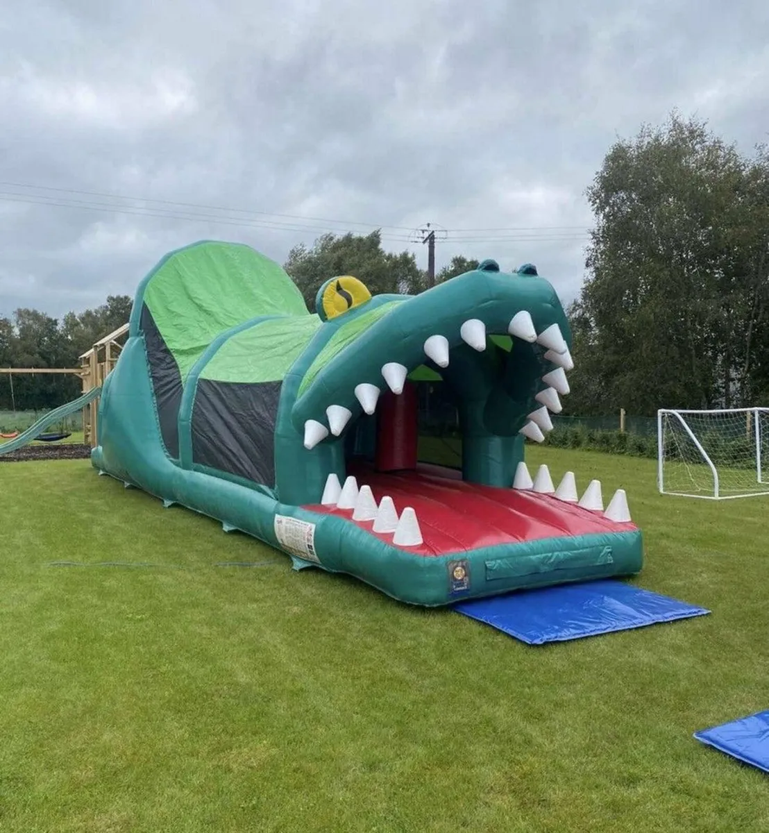 APPROX 12ft CIRCULAR ASSUALT COURSE BOUNCY CASTLE - Image 3