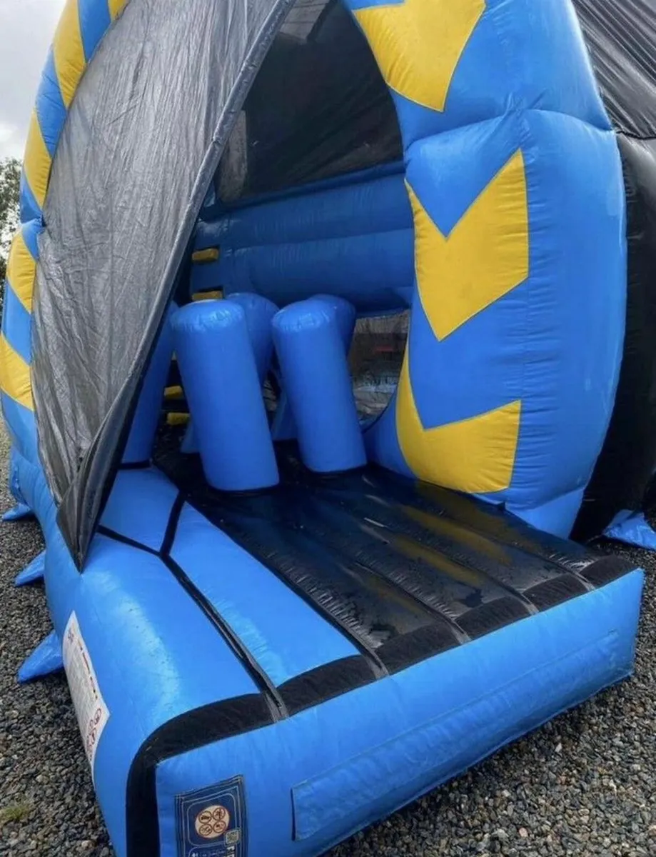 APPROX 37ft CROCADILE ASSAULT COURSE BOUNCY CASTLE - Image 4
