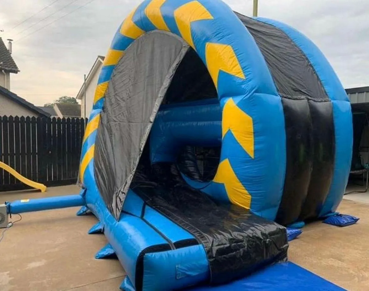 APPROX 12ft CIRCULAR ASSUALT COURSE BOUNCY CASTLE - Image 1