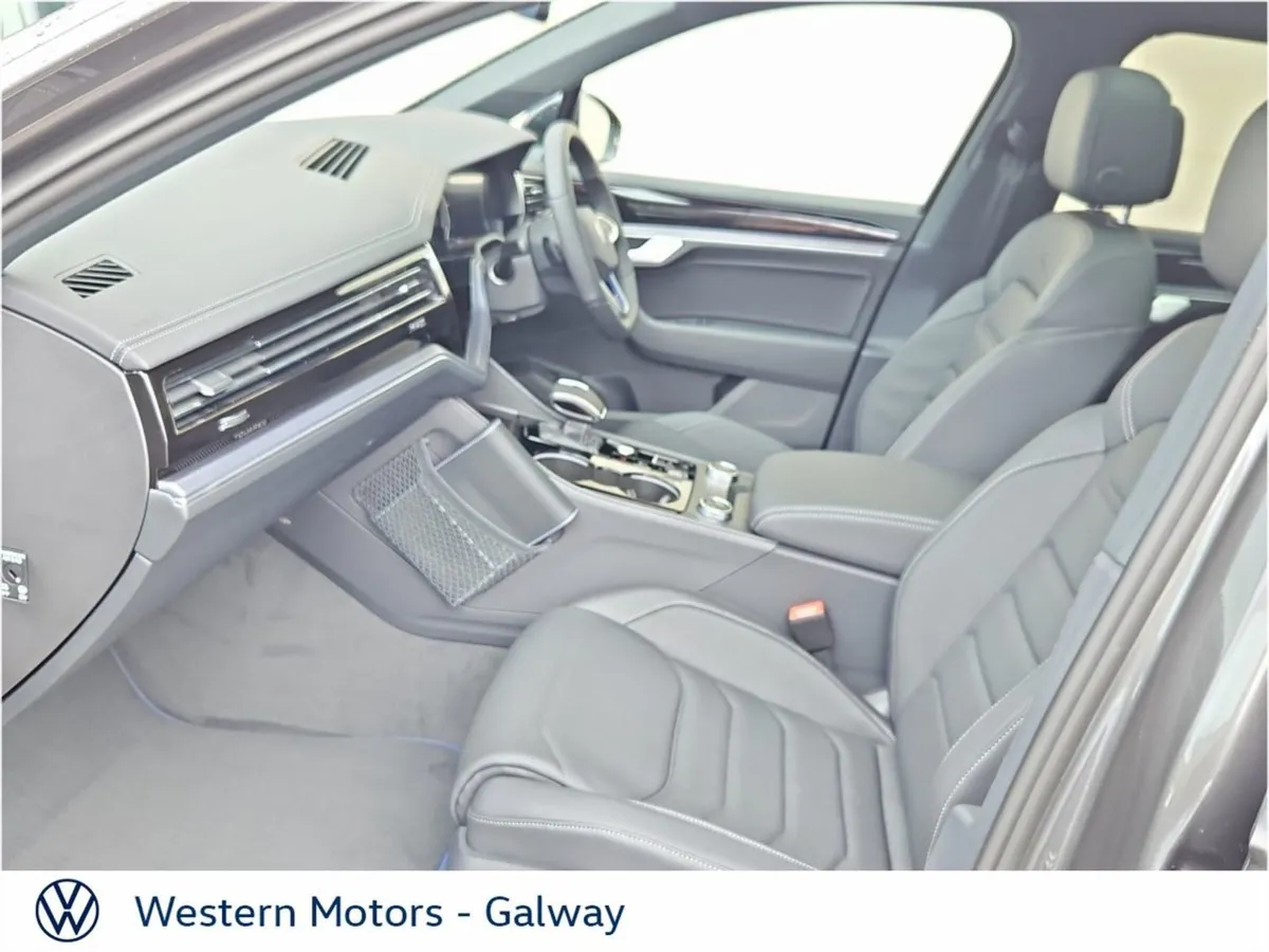 Volkswagen Touareg R Ehybrid  Fully Loaded  Facto - Image 4