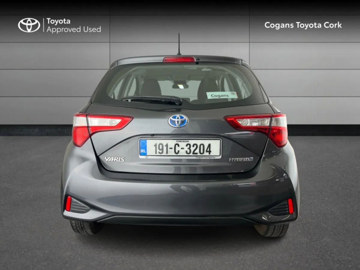 Toyota Yaris YARIS HYBRID 5DR LUNA - Image 4